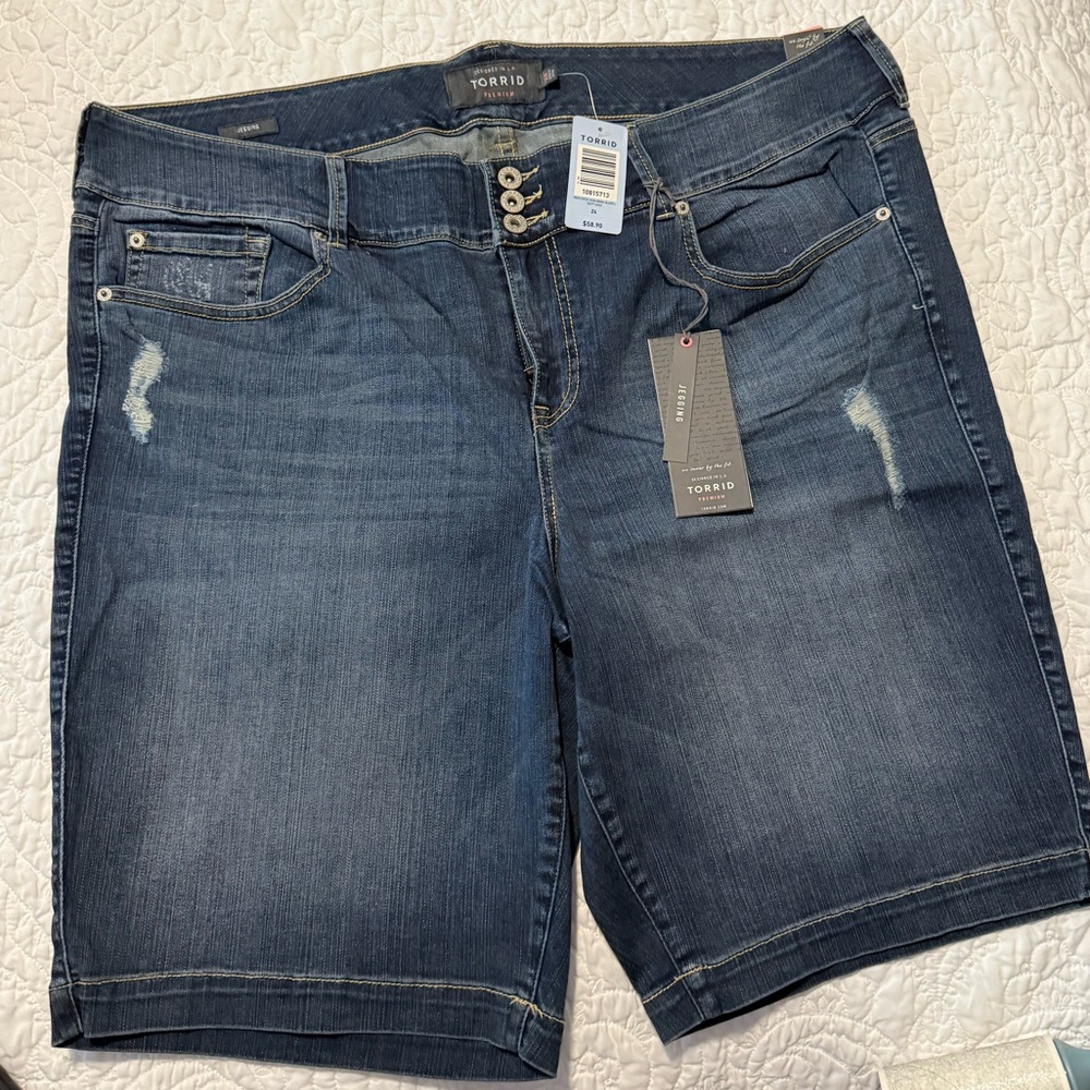 Torrid Premium Stretch Jegging Bermuda Short size 24